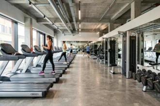 Vue panoramique d'une salle de fitness moderne dans le Grand Est avec équipements et adhérents en entraînement